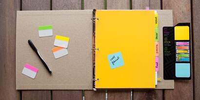 Mark the things you need to decide the quickest with Post-it® Arrow Flags